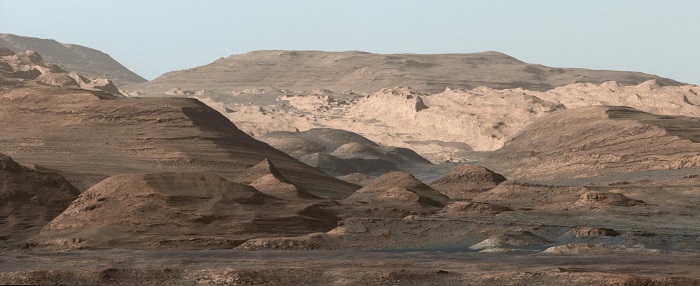 هذه ليست صحراء النقب – هذا جبل شارب في مركز فوهة غيل في المريخ. هذا الصورة التقطها العربة كيوريوسيتي عام 2015 | حقوق الصورة: NASA.