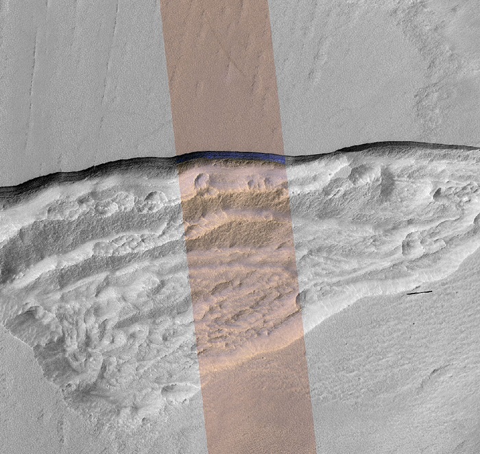 אחד הבורות במאדים, עם שכבת הקרח בדופן 