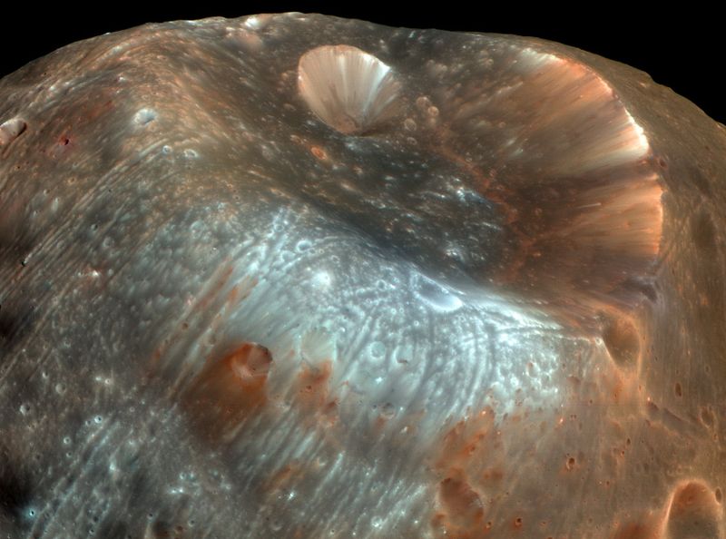 המכתש הגדול ביותר באחד מירחי מאדים, פובוס. קרדיט: נאס"א