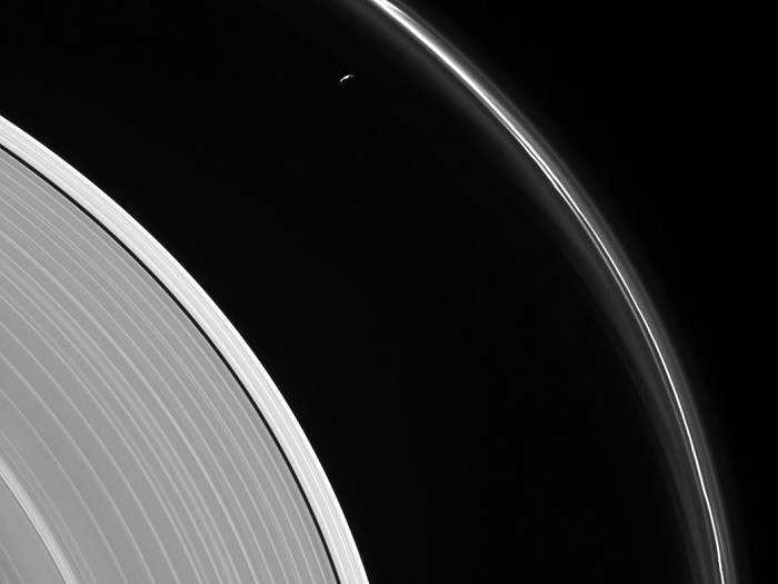 ירחו של שבתאי, פרומיתאוס, תלוי בתוך טבעת F של שבתאי | צילום: NASA/JPL-Caltech/Space Science Institute