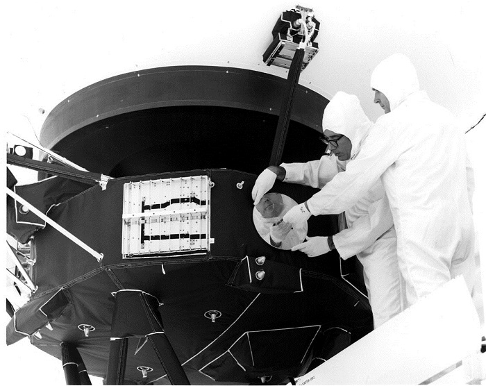 התקנת תקליט הזהב על חללית הוויאג'ר 1 | צילום: NASA