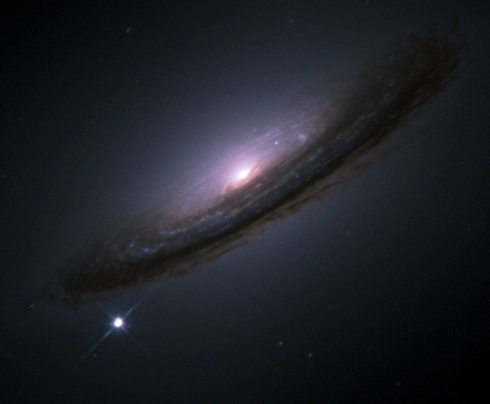 הסופרנובה משמאל למטה מאירה יותר מכל הגלקסיה שלה NGC 4526. הפיצוצים העוצמתיים שהתגלו נותרו בלתי מוסברים בינתיים | צילום: NASA/ESA
