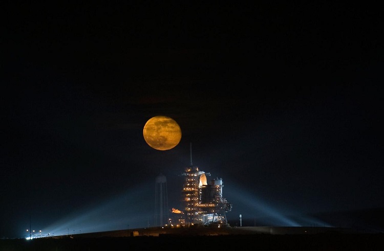 ירח מעל מעבורת החלל אנדבור | צילום: NASA/Bill Ingalls