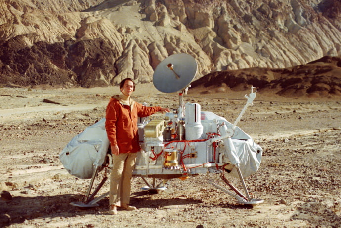 קרל סייגן המנוח ליד מודל של הנחתת ויקינג. קרדיט: JPL