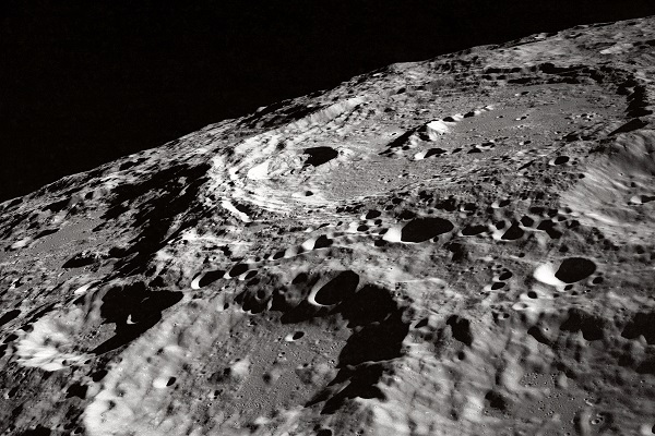 מכתשי ענק על פני הירח | NASA Apollo