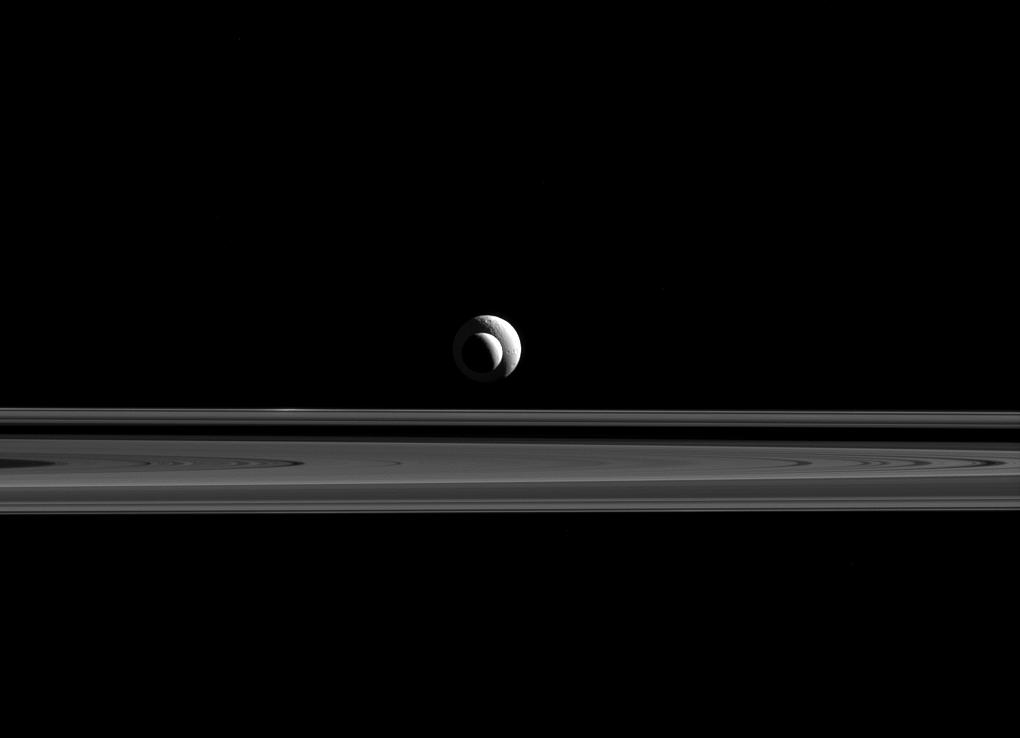 הירחים תטיס ואנקלדוס על רקע טבעות שבתאי | צילום: NASA