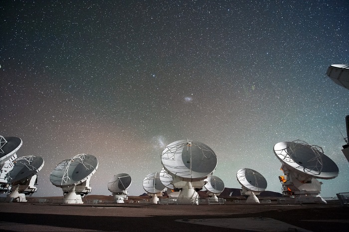 מערך הטלסקופים ALMA בצ'ילה, אחד מתשעת מערכי טלסקופים ברחבי העולם שמשתתפים בפרויקט. צילום: ESO/C