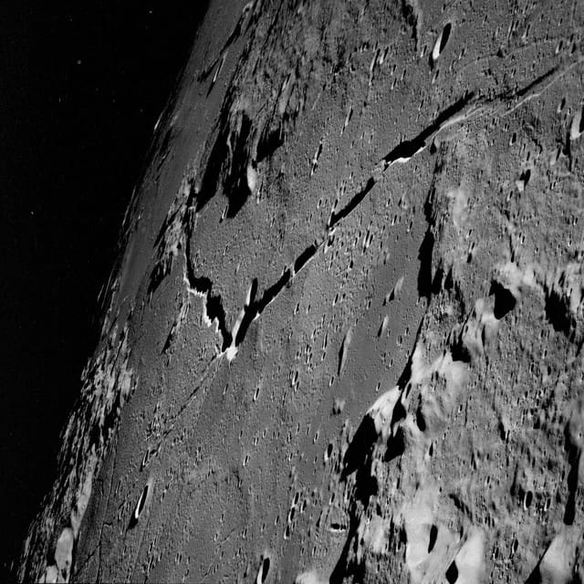 פני הירח כפי שצולמו במשימת אפולו 10. המחקר החדש מיפה כ-40,000 קמ