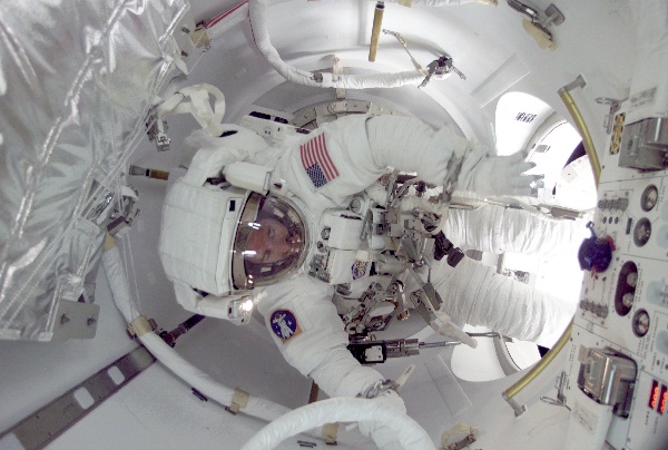 גם אחרי כל האימונים, דבר אינו משתווה ליציאה לחלל | צילום: NASA