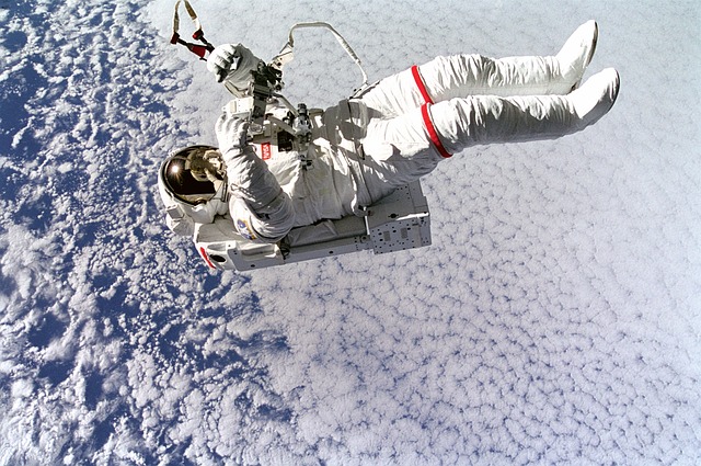אסטרונאוט צף בחלל
