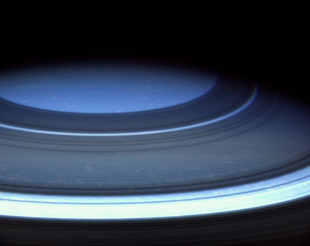 טבעות והקוטב הדרומי של שבתאי בכחול שליו, שאולי היה הולם את אורנוס או נפטון. צולם ע