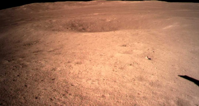 התמונה הראשונה בהיסטוריה של פני השטח של הירח מצדו הרחוק, כפי שצולמה על ידי צ'נגאה 4 בינואר 2019. קרדיט: CNSA