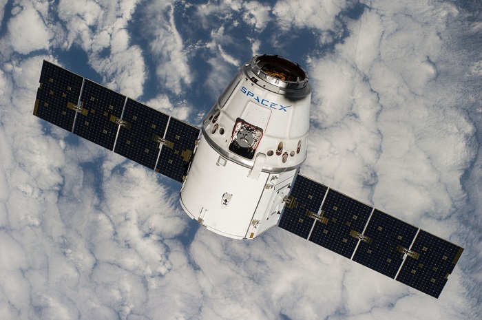 מעבורת החלל דרגון של SpaceX בדרך לתחנת החלל הבינלאומית ב-2014. תגיע לירח לפני אוריון? | צילום: SpaceX