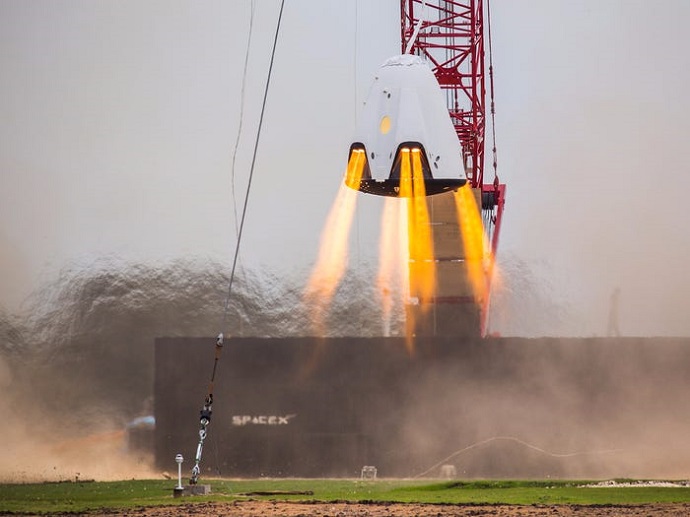 קפסולת הדרגון במהלך ניסוי ב-2015. שנים של הכנות מתנקזות לשיגור המאויש ברביעי. קרדיט: SpaceX