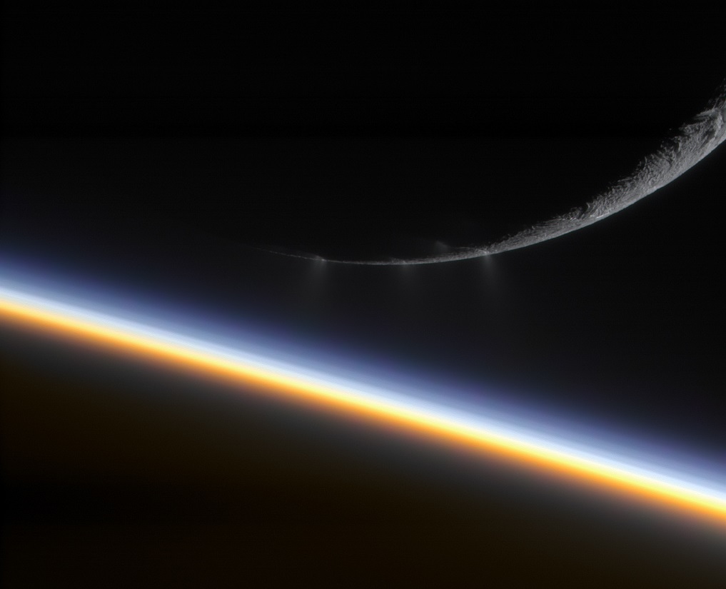 הירח אנקלדוס, על רקע שבתאי. מתחת לפני השטח הקפואים יש יותר מים נוזלים מבכדור הארץ כולו צילום/עיבוד: NASA;Gordan Ugarkovic