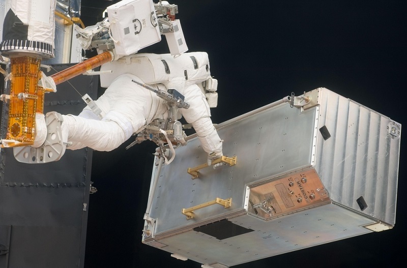 גם המשאות הכבדים ביותר הם חסרי משקל בהליכת חלל | NASA