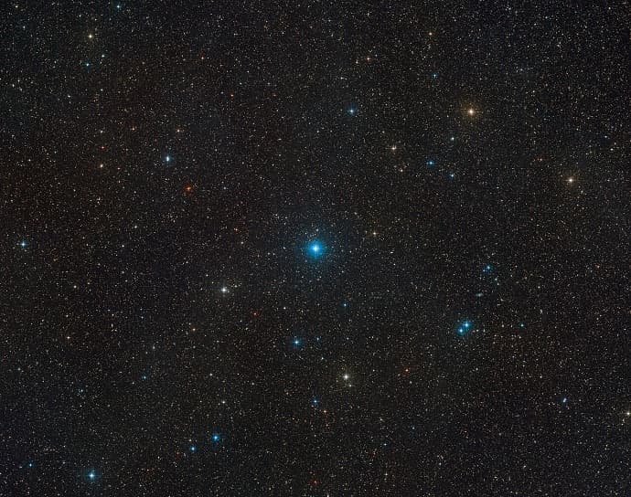 האזור בשמים שבו נמצא HR 6819. איפשהו ליד הכוכב הכחלחל במרכז ישנו חור שחור. קרדיט: ESO/Digitized Sky Survey 2. Acknowledgement: Davide De Martin