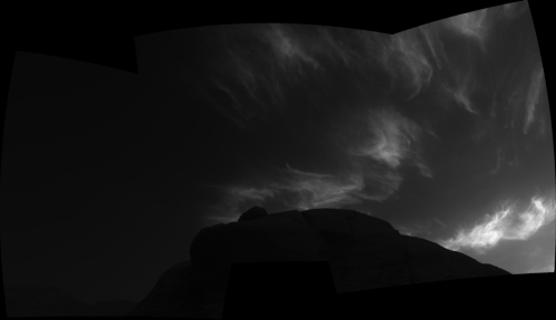 העננים אחרי השקיעה ב-28 במרץ. הגיף הזה נוצר ממספר תמונות שצולמו על ידי מצלמת הניווט שעל 
