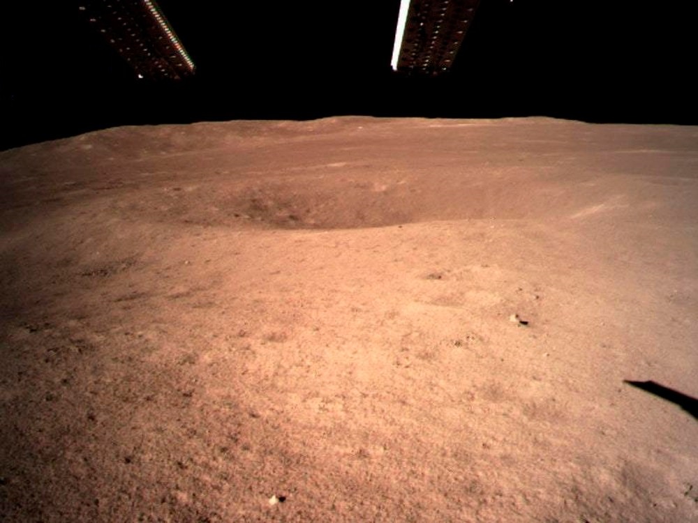 התמונה הראשונה בהיסטוריה מפני השטח של הירח מצדו הרחוק. קרדיט: CNSA