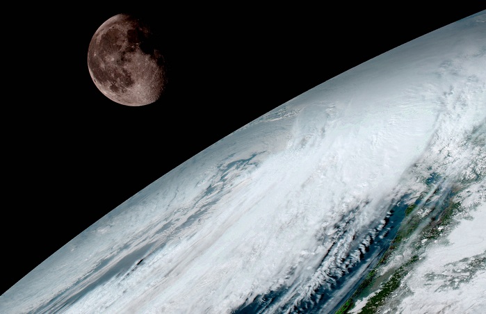 הירח מעל אופק כדור הארץ | צילום: NOAA/NASA