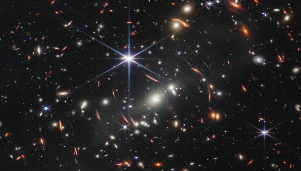 כל מריחת אור הכי קטנה היא למעשה גלקסיה שלמה עם מיליארדי כוכבים, כפי שהם היו רק מאות מיליוני שנים לאחר המפץ הגדול. קרדיט: NASA