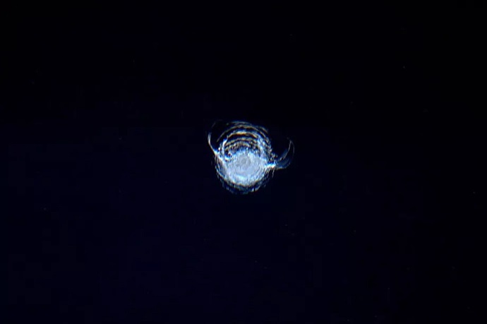 סדק בשמשה של תחנת החלל הבינלאומית, אחרי שרסיס פגע בה ב-2017. צילום: האסטרונאוט טים פיק