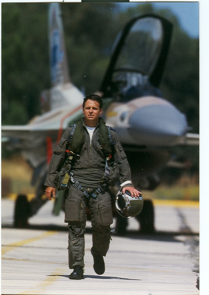 אילן רמון בסרבל טיסה לאחר טיסת אימונים בחיל האוויר הישראלי 