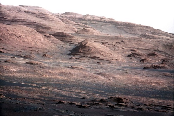 הר שארפ במאדים. יש דמיון רב למדבריות בכדו