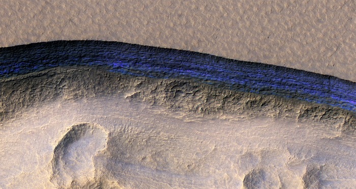 שכבת קרח יבש תת קרקעית במאדים | צילום:  NASA/JPL/UNIVERSITY OF ARIZONA/USGS