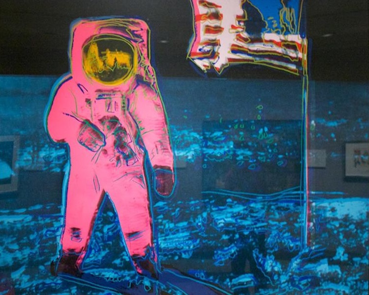 הציור המפורסם של אנדי וורהול, המבוסס על הצילום האיקוני של באז אלדרין על הירח | NASA/Andy Warhol, 1987
