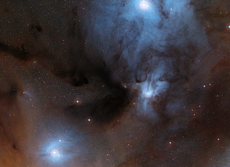 ענני הגז והאבק בבית היולדות הקוסמי Rho Ophiuchi. הערפילית ממוקמת בקבוצת הכוכבים נושא הנחש | צילום: ESO/Digitized Sky Survey 2