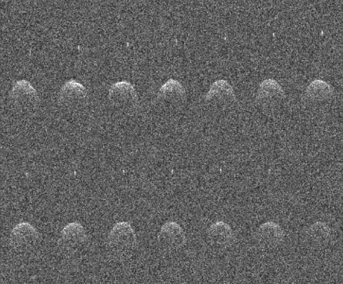 ​סדרה של תמונות רדאר המראות את דידימוס ודידימון במצבים שונים, כפי שצולמו ב-23, ב-24 וב-26 בנובמבר 2003 על ידי מצפה הכוכבים ארסיבו. קרדיט: NASA