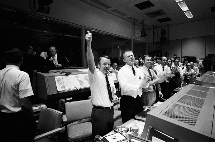 צוות חדר הבקרה חוגג את הצלחת הצלת האסטרונאוטים באפולו 13. קרדיט: NASA