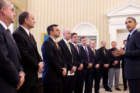 הנשיא האמריקני ברק אובמה נפגש עם צוותי נאס"א אשר היו מעורבים במבצע חילוץ בצ'ילה, והביע את הערכתו לפעולתם 
