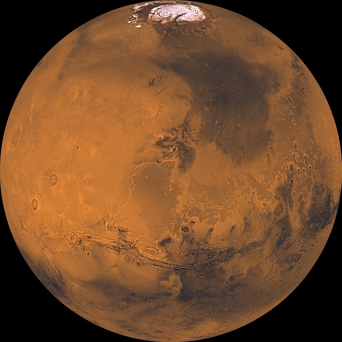 הקוטב הצפוני במאדים. שני הקטבים במאדים מכוסים בכמויות משמעותיות של מי קרח, המשתנים לפי ארבע העונות בכוכב הלכת | צילום: NASA