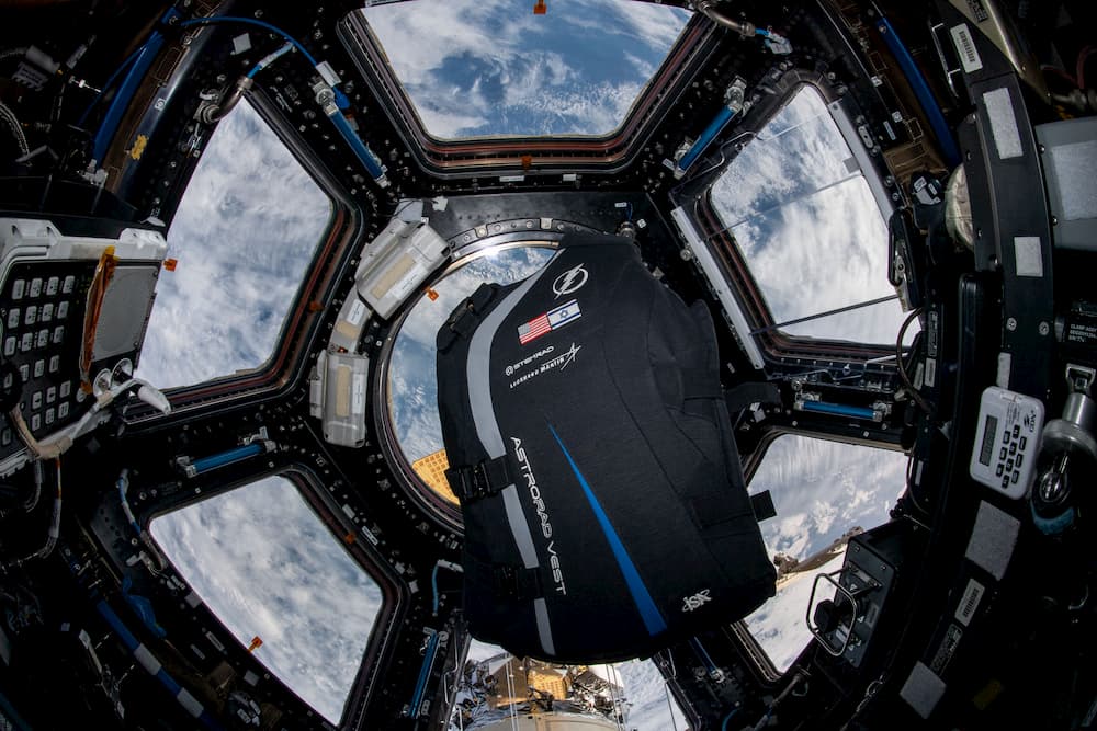 الشرح أسفل الصورة: بِذْلة ستمراد الموجودة داخل الكوبولا ("قبّة") في محطة الفضاء الدولية. تصوير: جيسيكا مائير، إهداء من NASA