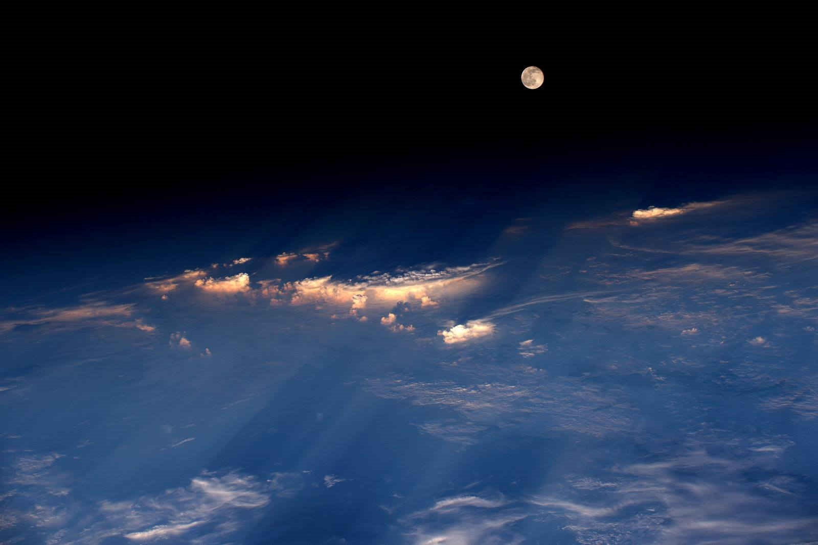 הירח מתחנת החלל הבינלאומית, במעופה מעל סין | Jeff Williams/NASA