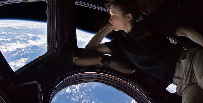 האסטרונאוטית טרייסי קולדוול דייסון חושבת מחשבות נוגות בעודה נופלת נפילה חופשית