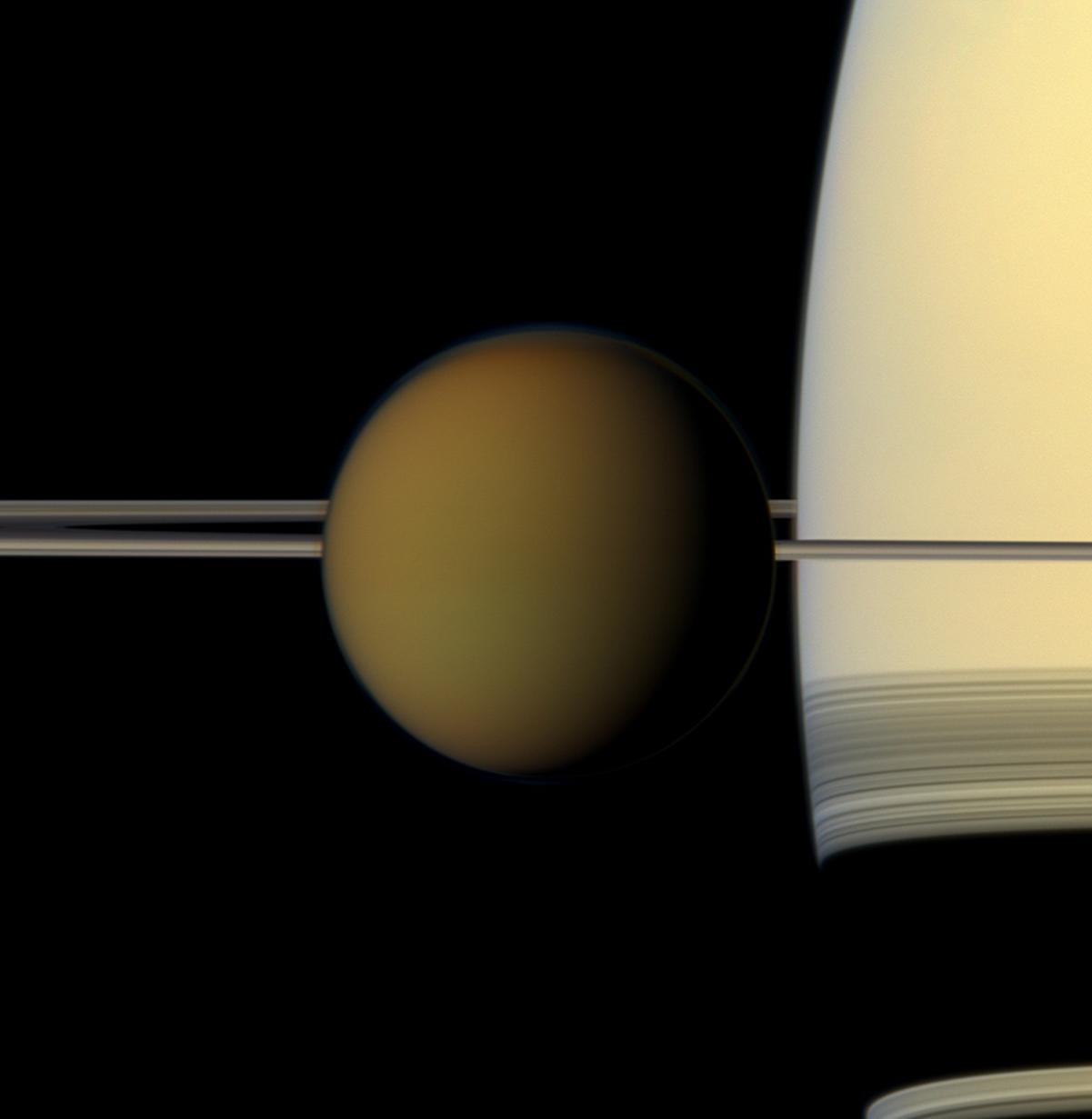 טיטאן על רקע טבעות שבתאי | צילום: NASA