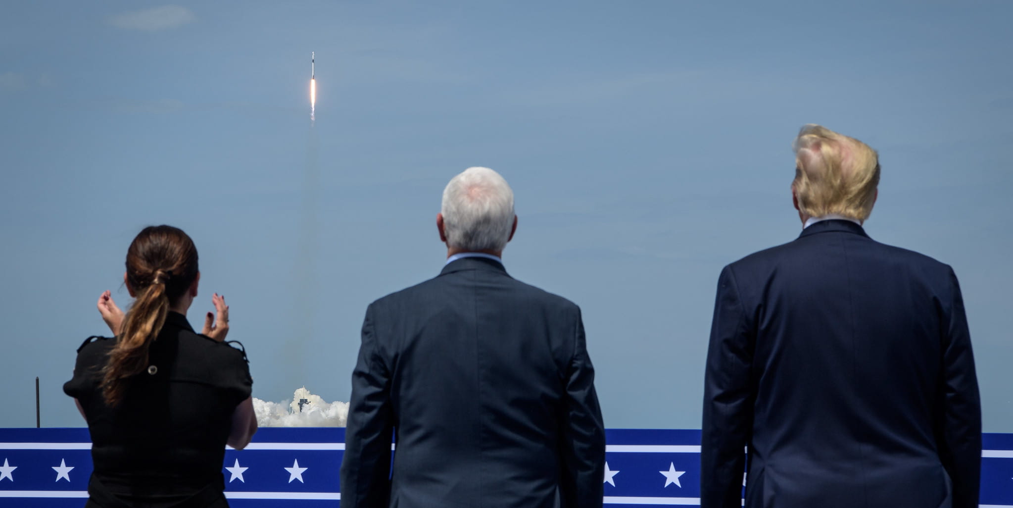 מימין: נשיא ארה"ב דונלד טראמפ, סגן הנשיא מייק פנס ואשתו קרן פנס. קרדיט: NASA/Bill Ingalls