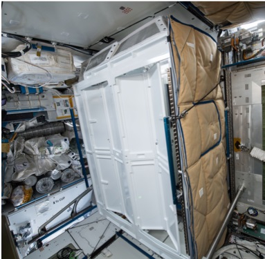 לפחות יש פרטיות: תא השירותים שה-UWMS יותקן בתוכו בחללית טרנקוויליטי. קרדיט: NASA