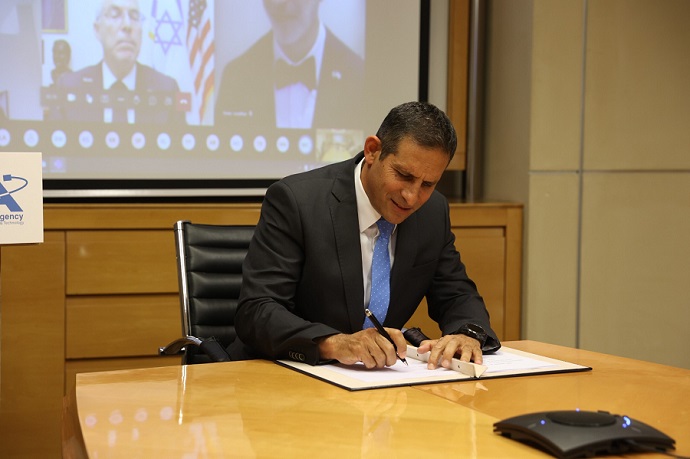 אורי אורון, מנהל סוכנות החלל הישראלית במשרד החדשנות, המדע והטכנולוגיה, חותם על הסכם ארטמיס