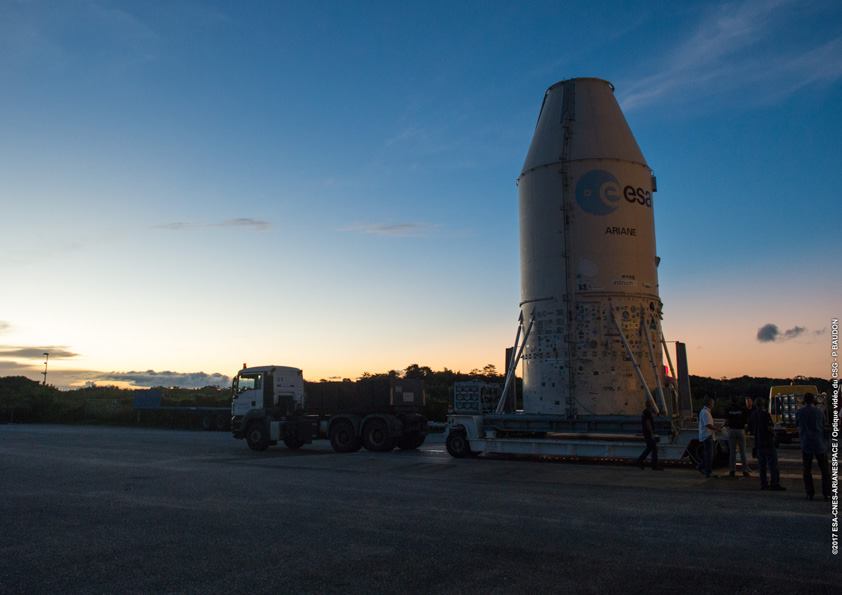 חופת השיגור, ובתוכה הלוויין ונוס, מוסעת אל כן השיגור | צילום: Service Optique CSG/ESA/CNES/ARIANESPACE