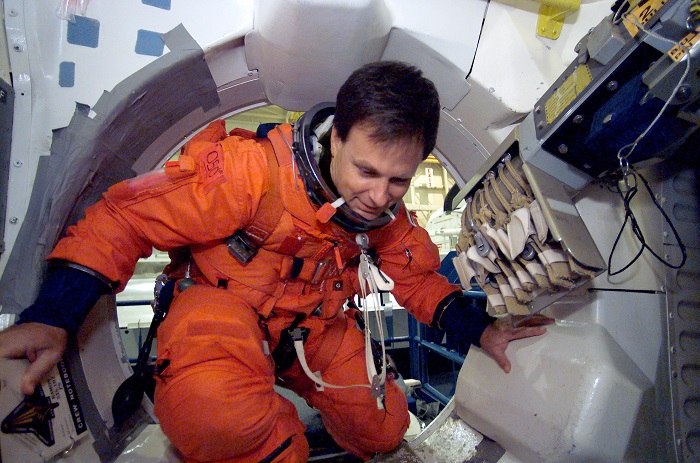 אילן רמון מרחף במעבורת החלל קולומביה | צולם על ידי צוות הקולומביה, NASA