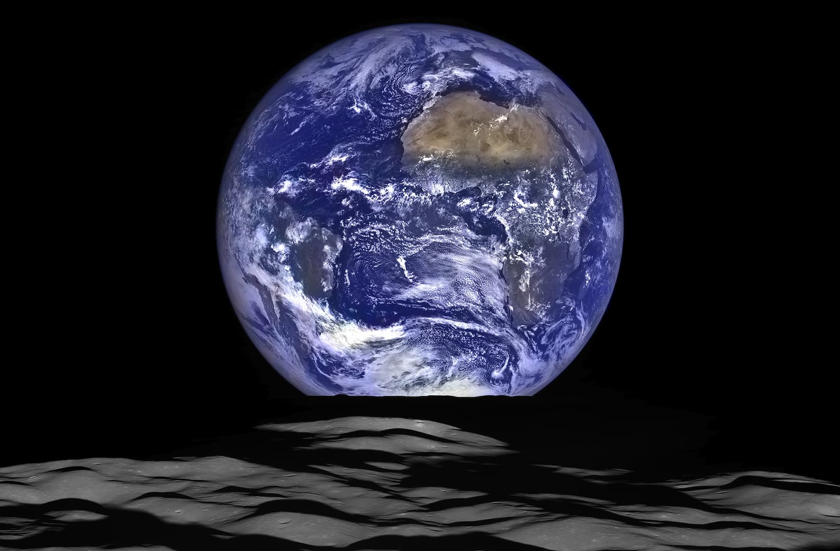 שחזור תצלום "זריחת הארץ". את התמונה הזאת צילמה המקפת לסקר הירח (LRO) של נאס"א ב-2015. קרדיט: נאס"א