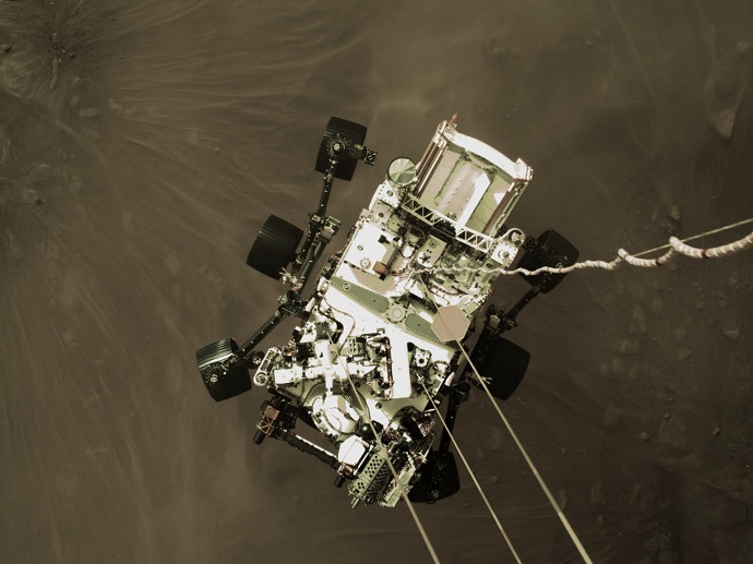 פרסרוורנס מורד בעדינות לפני השטח על ידי עגורן השמיים. קרדיט: NASA/JPL-Caltech