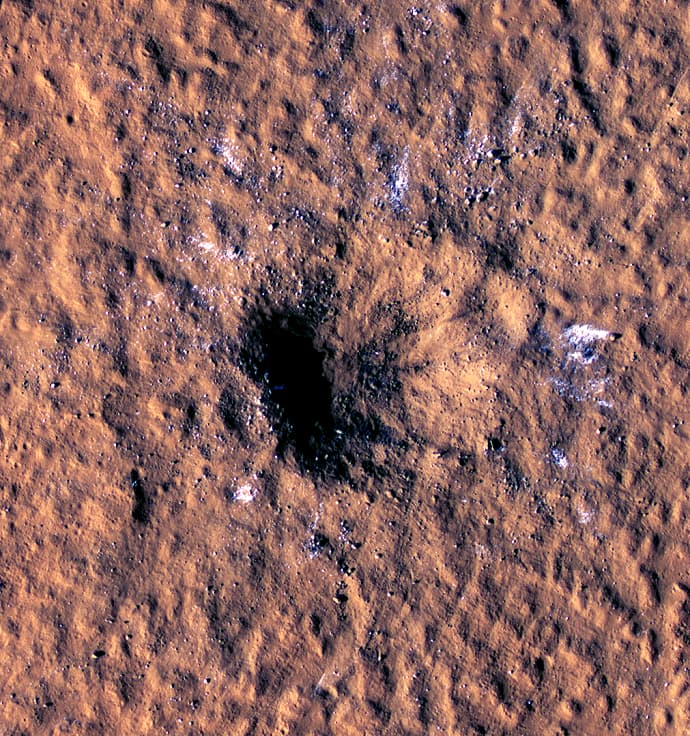 המכתש הטרי, כפי שצולם מהמקפת LRO. בתצלום ניתן לראות בבירור מרבצי קרח שנחשפו בהתנגשות – בניגוד לאתר הנחיתה היבש של אינסייט. קרדיט: NASA/JPL