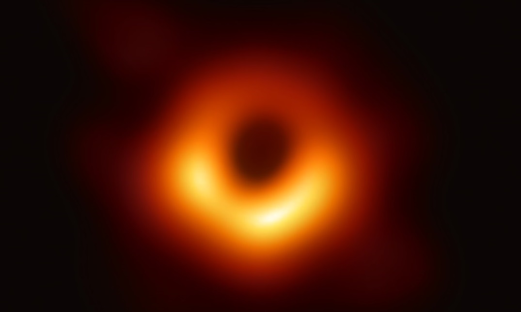 החור השחור העל-מסיבי שבמרכז הגלקסיה Messier 87 – שמסתו כשבעה מיליארד מסות שמש. קרדיט: ESO