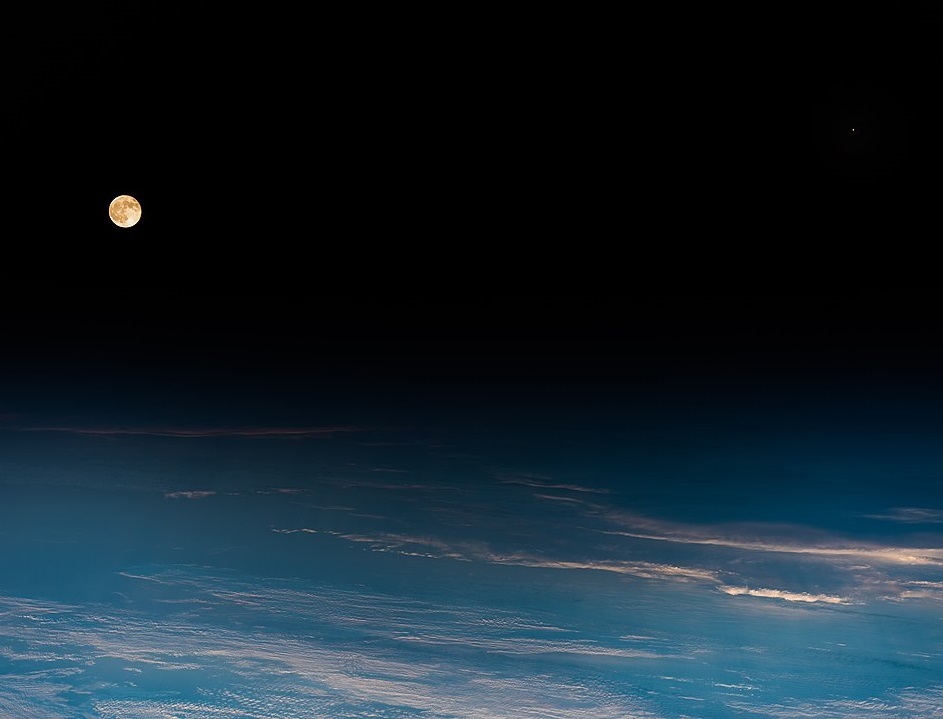הירח ומאדים, כפי שצולמו מהחלל. קרדיט: ESA/A.Gerst, CC BY-SA 3.0 IGO