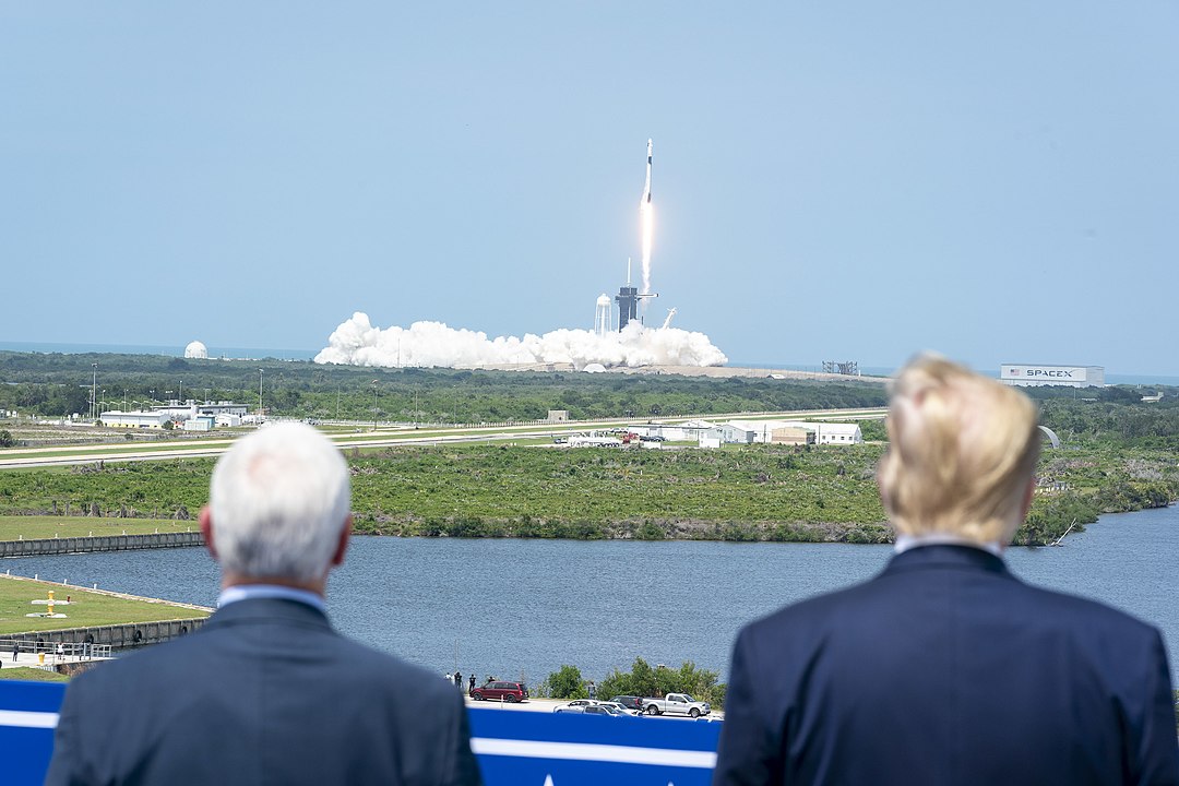 נשיא ארה"ב דונלד טראמפ וסגנו מייק פנס צופים בשיגור ההיסטורי של הדרגון 2 של ספייס אקס לתחנת החלל הבינלאומית. קרדיט: הבית הלבן